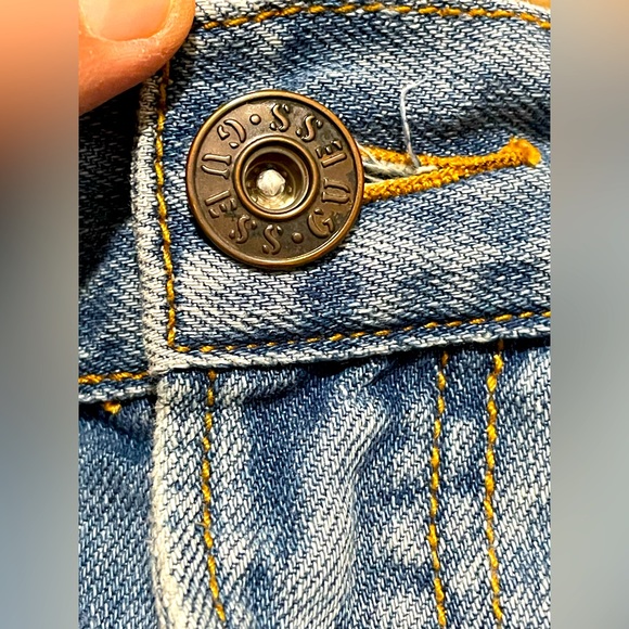 BEAUTIFUL PAIR OF GUESS LIGHT INDIGO WASH DISTRESSED DENIM JEAN SHORTS SIZE 33W! - Picture 14 of 16